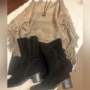 Mud Pie Boho Fringe Hot Item Elegant Versatile Modern Clean Lines Vogue Poncho